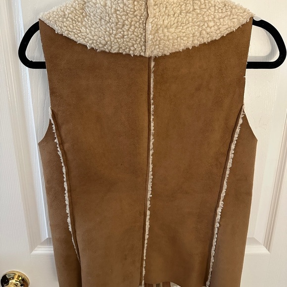 MICHAEL Michael Kors Tan Sherpa-Lined Vest - Picture 5 of 6